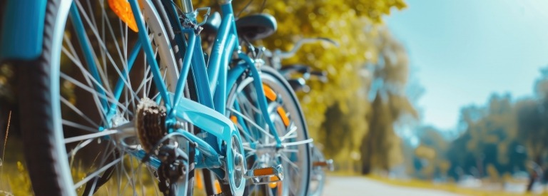 Een close-up van een blauwe fiets geparkeerd aan de kant van een weg.