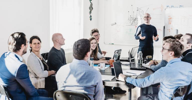 Teamleider die nieuwe benaderingen en ideeën bespreekt en brainstormt met collega's.